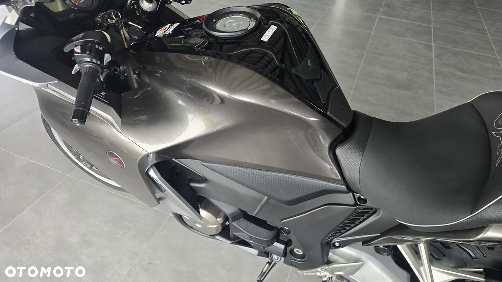 Honda VFR - 19