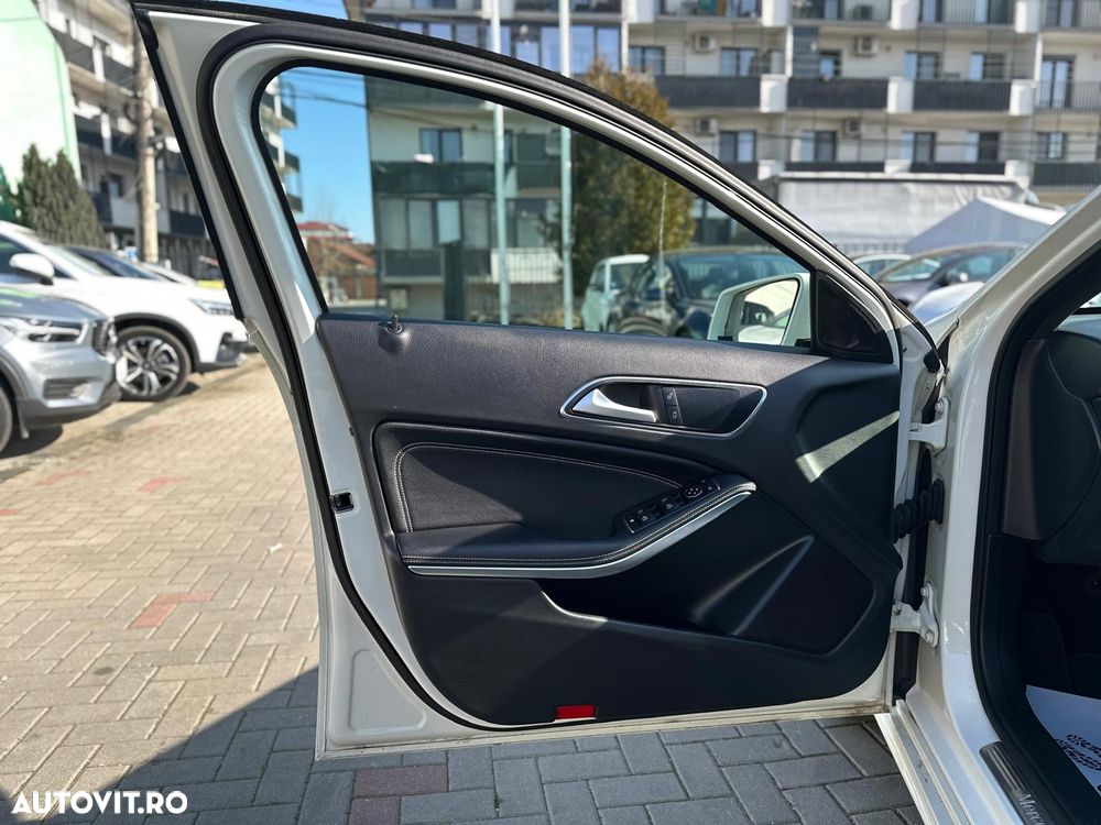 Mercedes-Benz A 180 7G-DCT Urban - 37