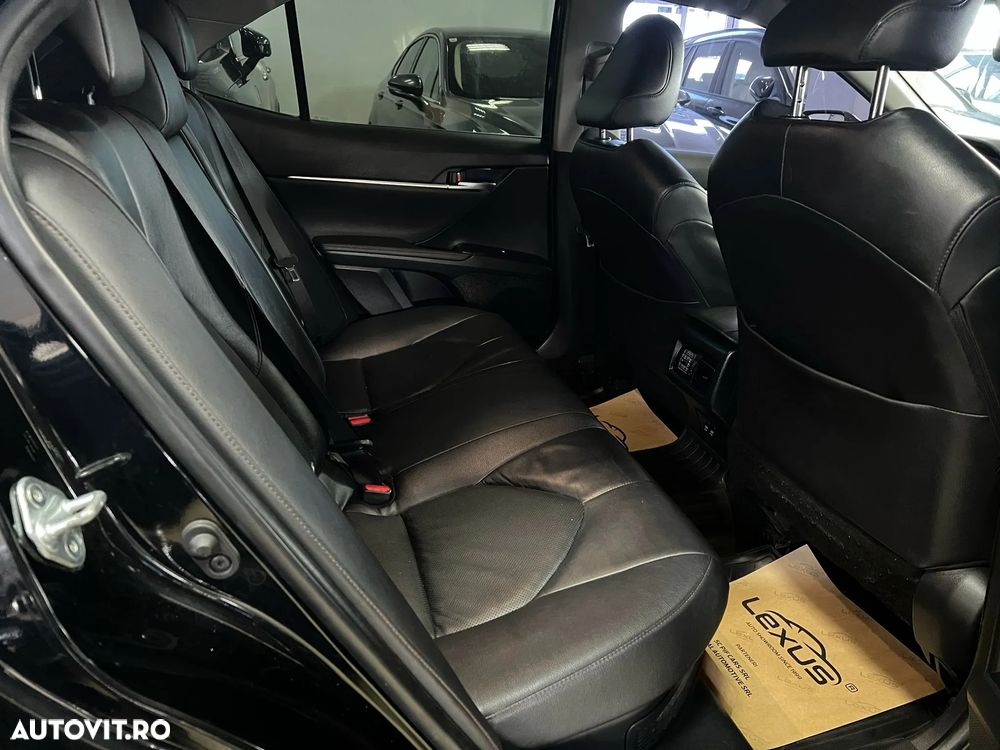 Toyota Camry Luxury - 17