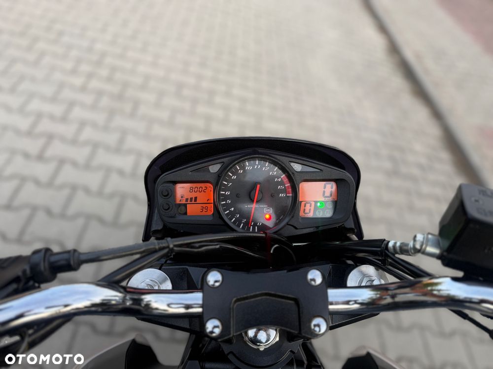 Suzuki GSR - 28
