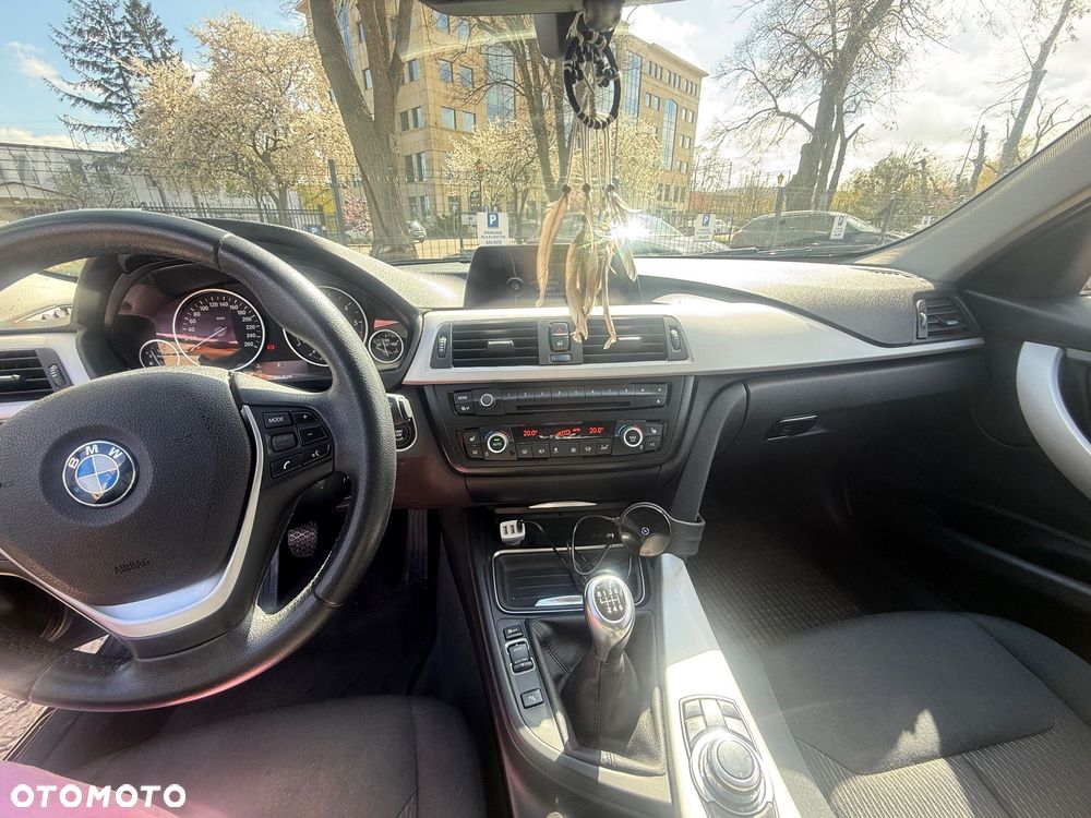 BMW Seria 3 318d xDrive - 10