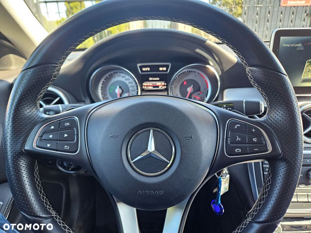 Mercedes-Benz CLA 200 7G-DCT Urban - 3