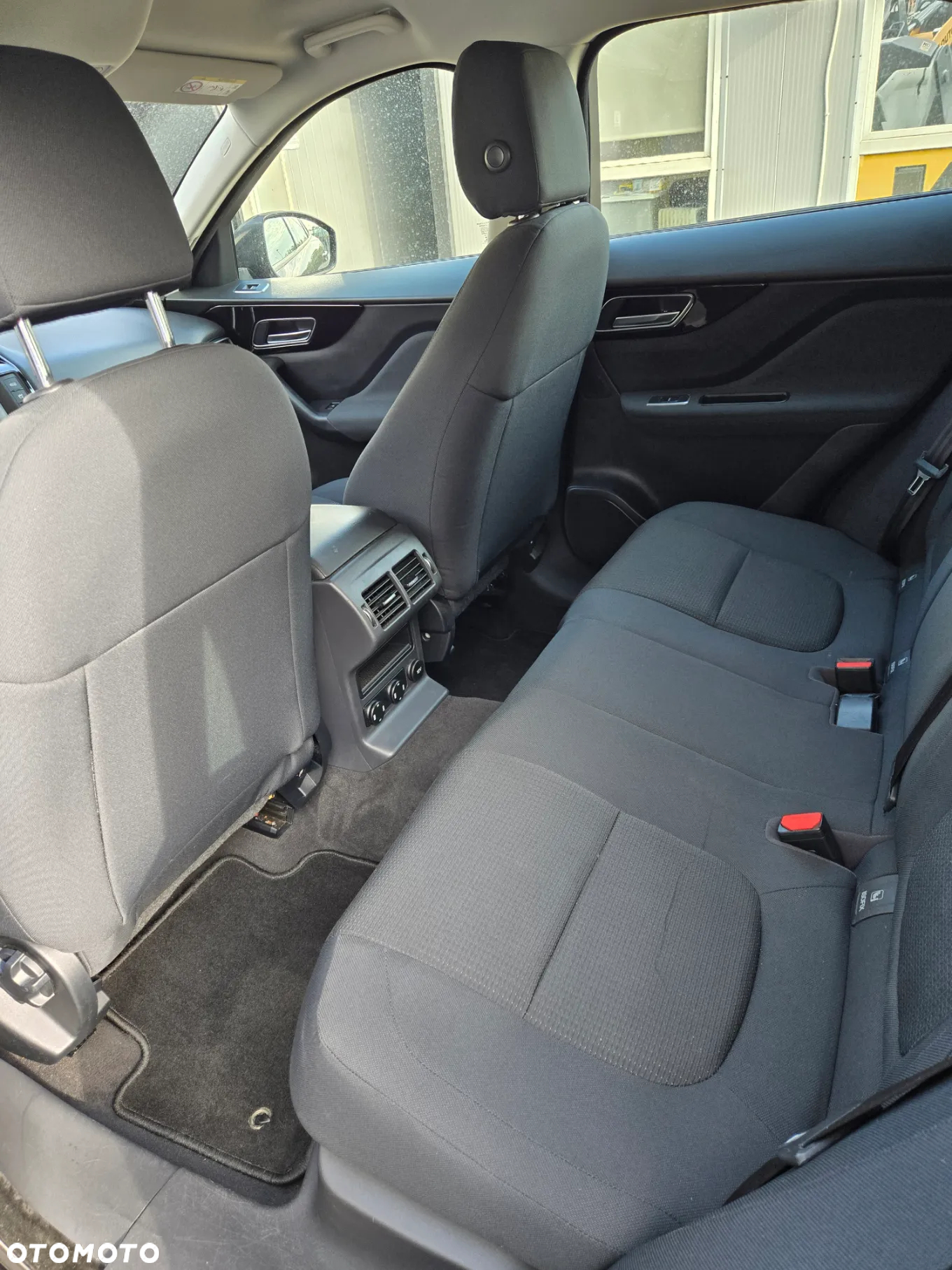 Jaguar F-Pace 2.0 i4D RWD Pure - 16