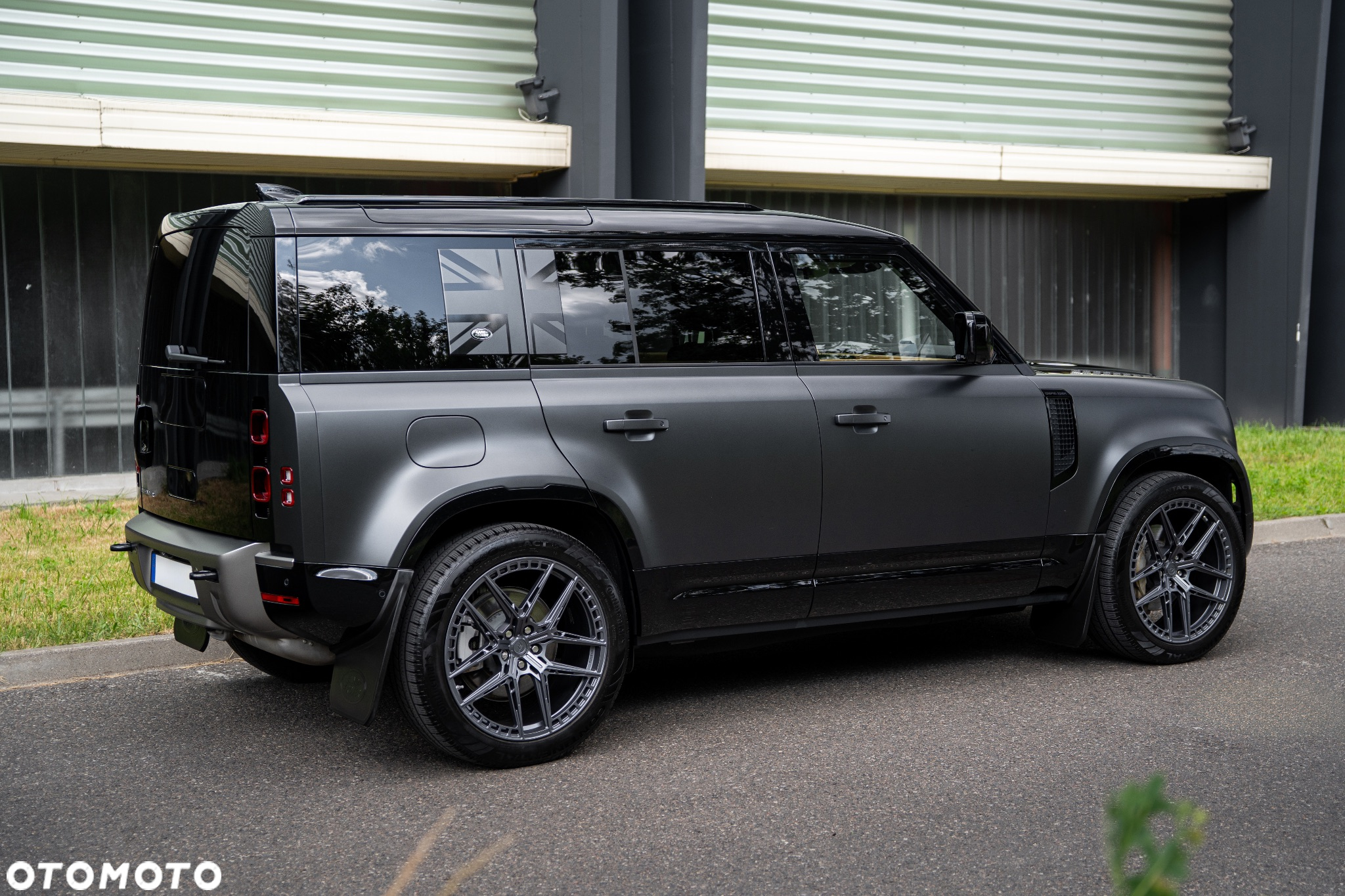 Land Rover Defender - 4