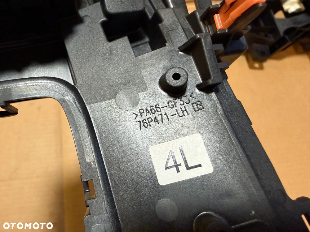 Ramka osłona lewarka zmiany biegów Toyota Corolla Cross 2025 76P471-LH OE - 2