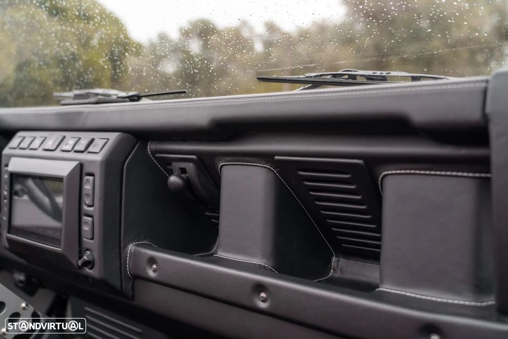 Land Rover Defender - 33