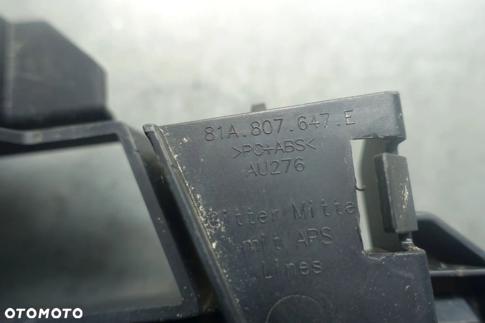 KRATKA ŚRODKOWA ZDERZAKA AUDI Q2 81A - 3