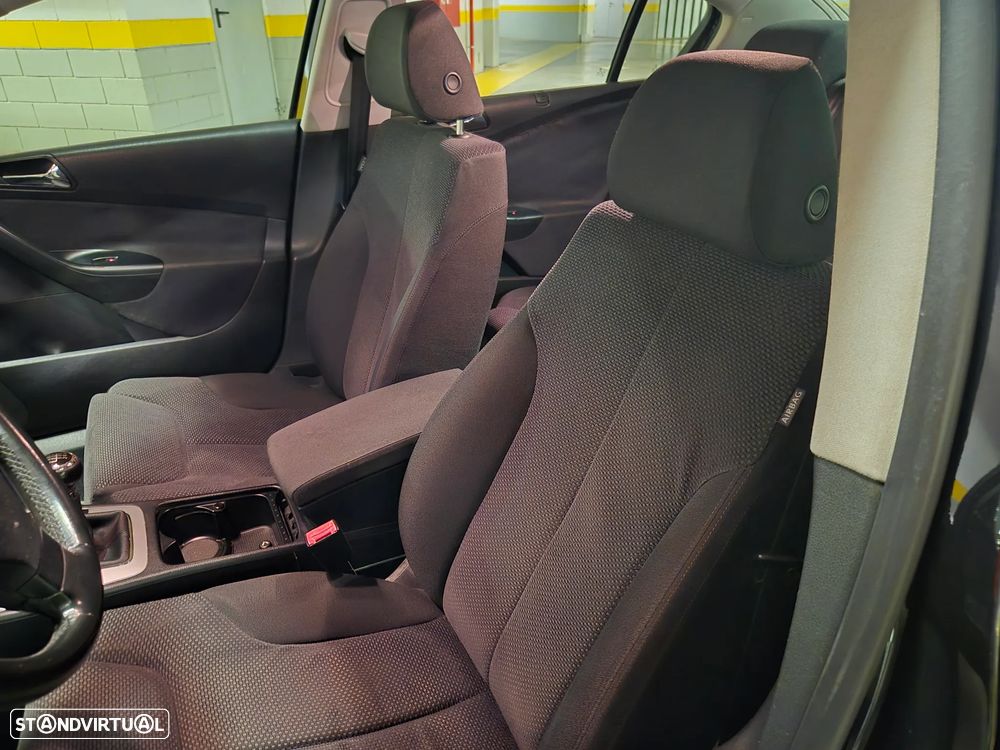 VW Passat 2.0 TDI Confortline - 26