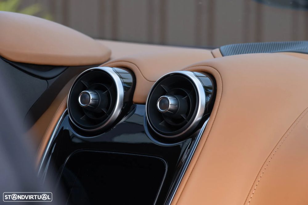 McLaren GT 4.0 Twin-Turbo V8 - 39
