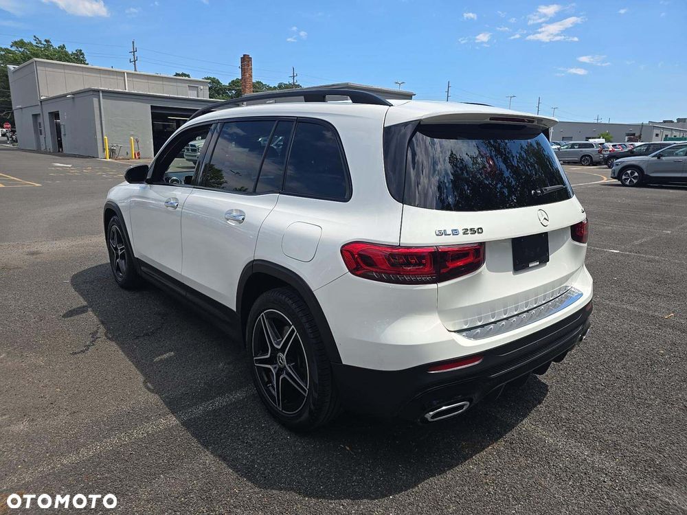 Mercedes-Benz GLB 250 4Matic 8G-DCT AMG Line - 3