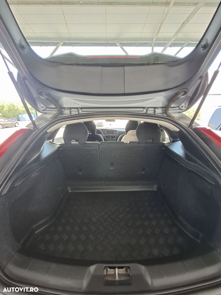Volvo V40 T3 Aut. Momentum - 27