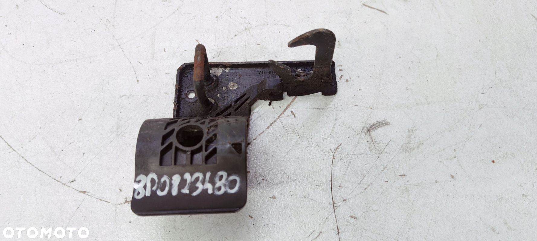 ZAMEK MASKI RYGIEL AUDI A3 8P LIFT 04-08 8P0823480 - 1