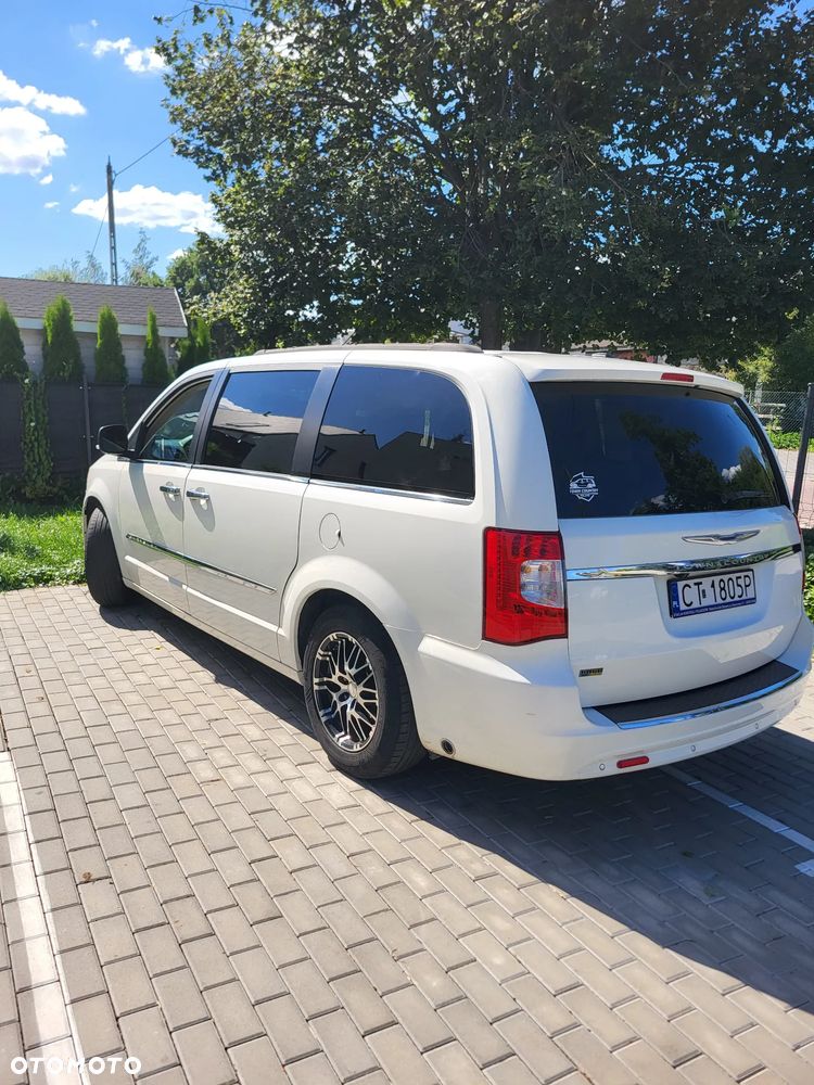 Chrysler Town & Country - 2