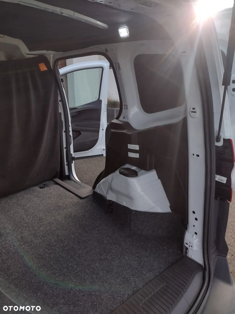 Ford Transit Courier - 14