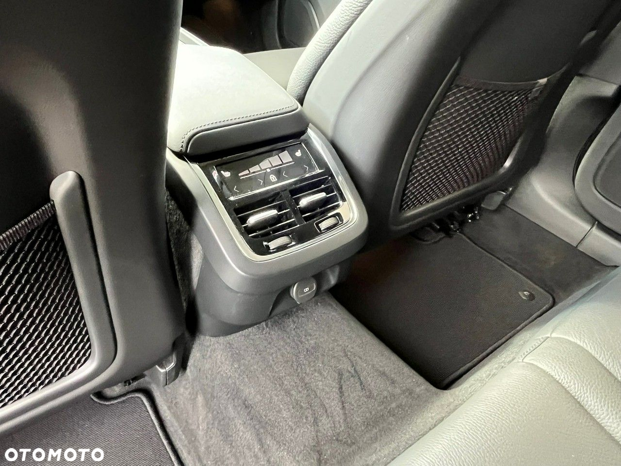 Volvo V60 B4 B DKG Plus Dark - 15