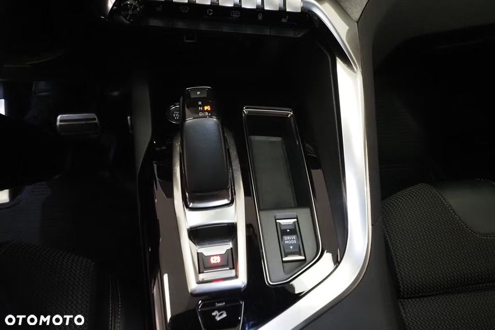 Peugeot 3008 1.6 PureTech HYbrid4 GT Line S&S EAT8 - 9