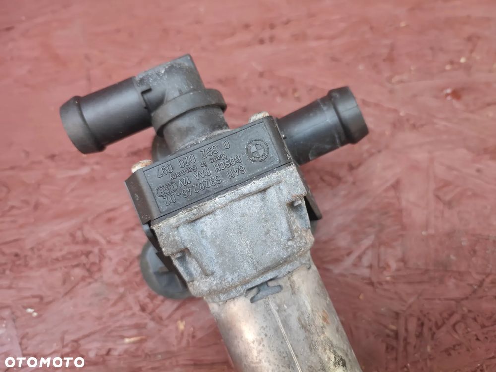 BMW E81 / E82 / E87 / E90 / E92 / E84 / E88 / E93 ORYGINALNA DODATKOWA POMPA WODY / ELEKTRYCZNA POMPA WODY NAGRZEWNICY O NR.  64 11 6 928 246 OEM W BARDZO DOBRYM STANIE - 4