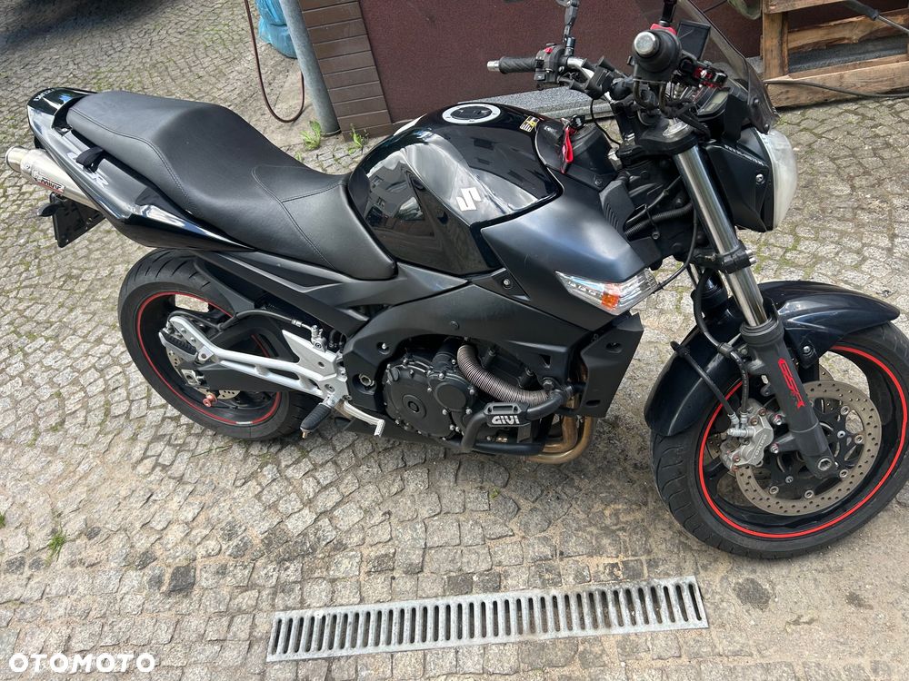 Suzuki GSR - 4