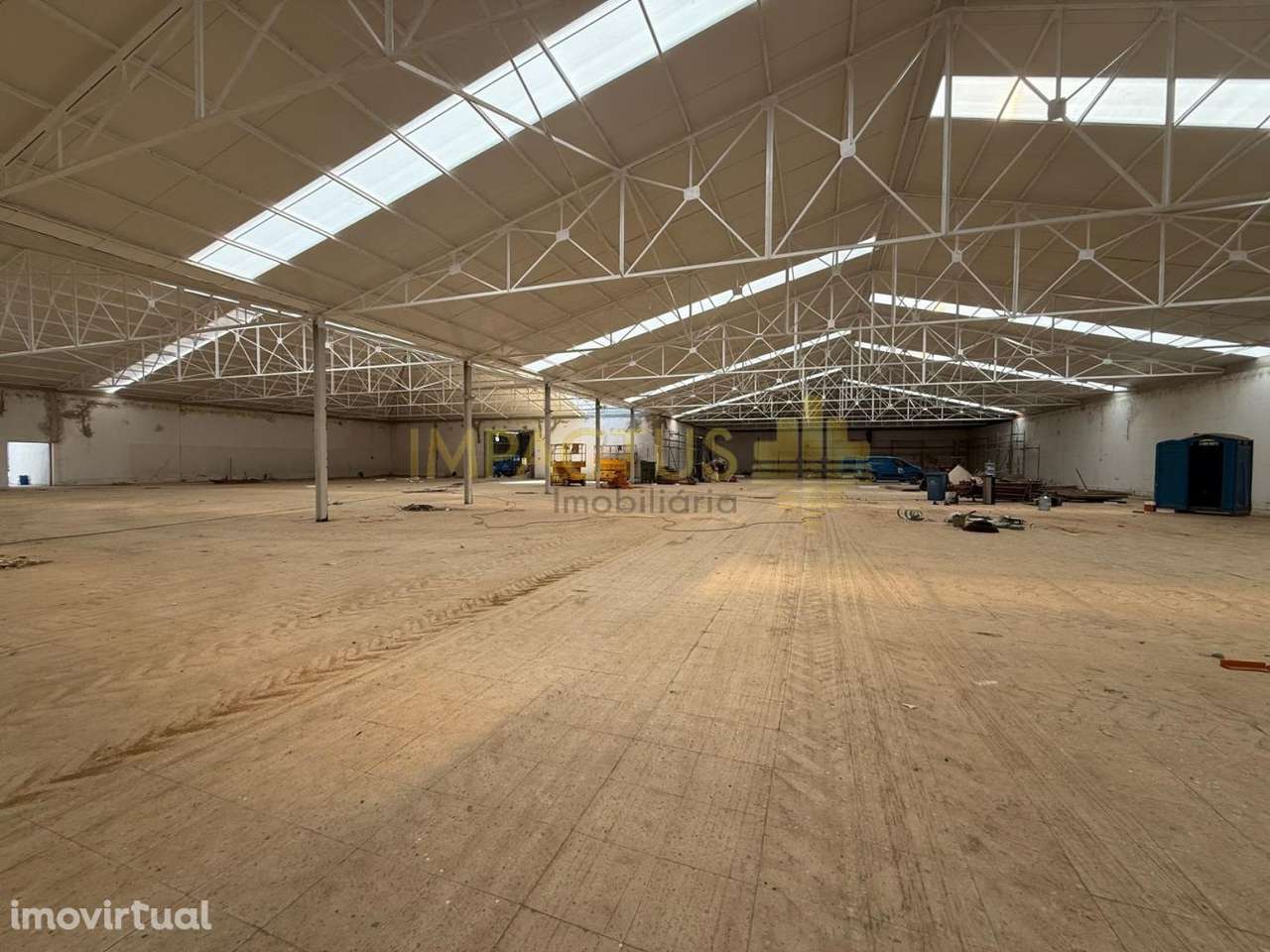 Armazém Industrial face à EN14 - Grande imagem: 5/15