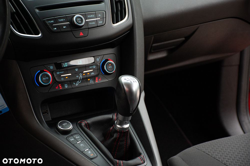 Ford Focus SW 1.5 EcoBoost S&S ST-LINE - 35