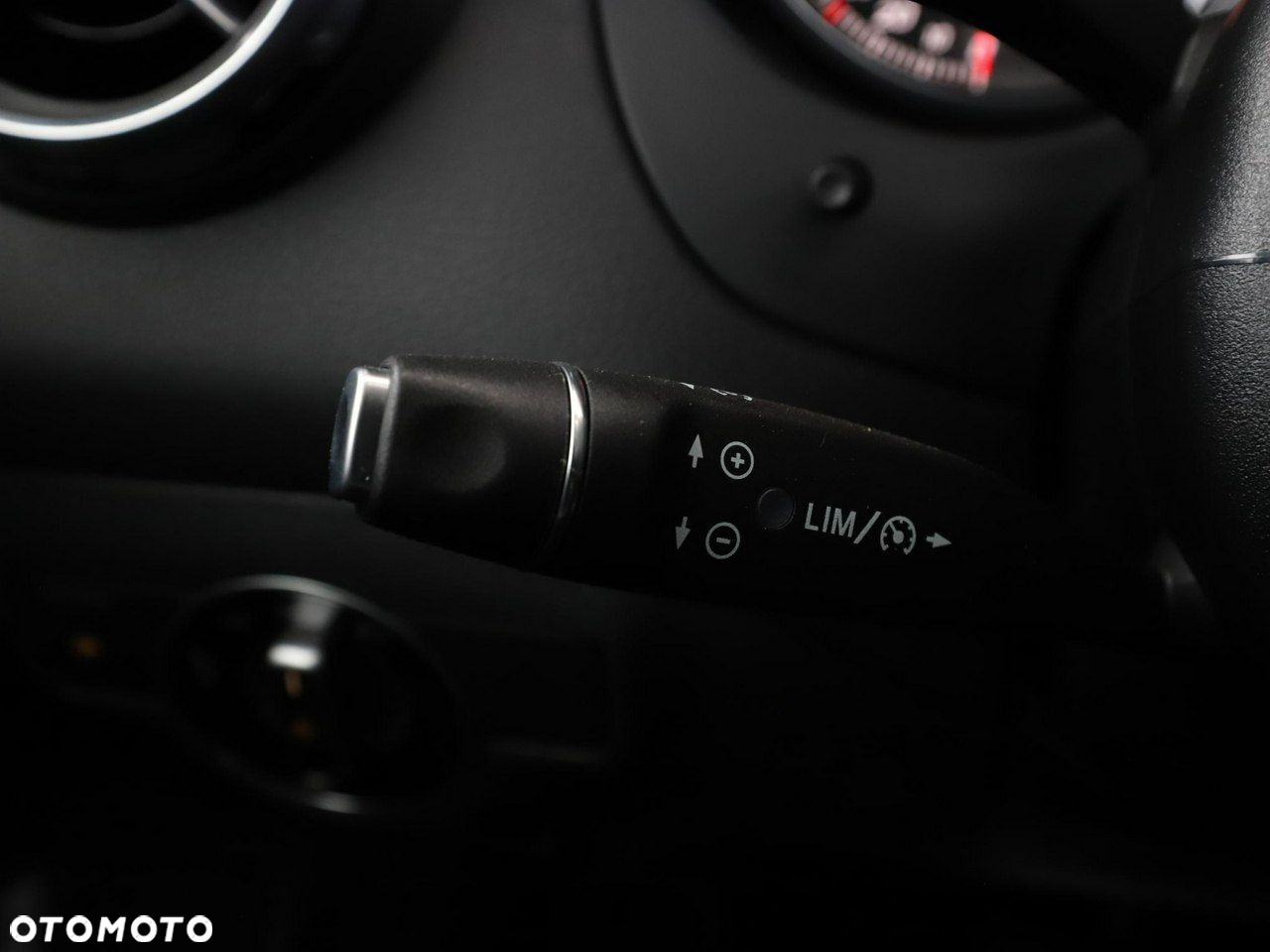 Mercedes-Benz GLA 180 7G-DCT Activity Edition - 33