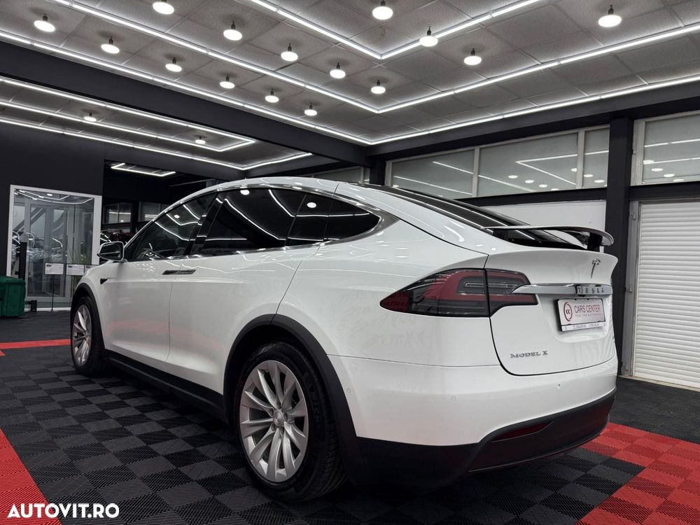Tesla Model X - 4