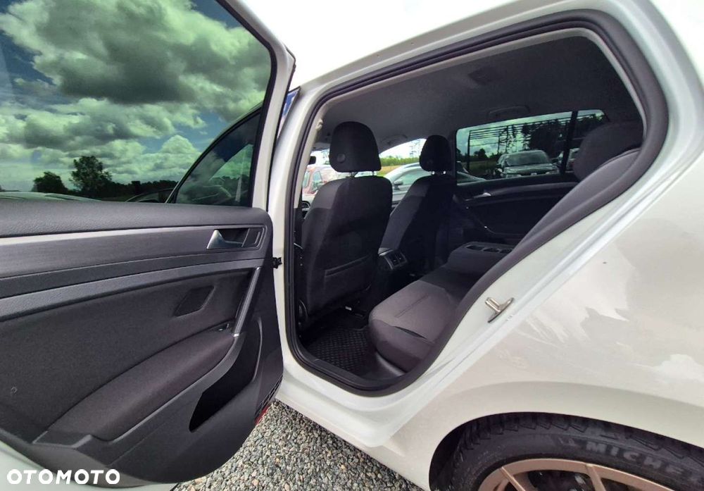 Volkswagen Golf - 10