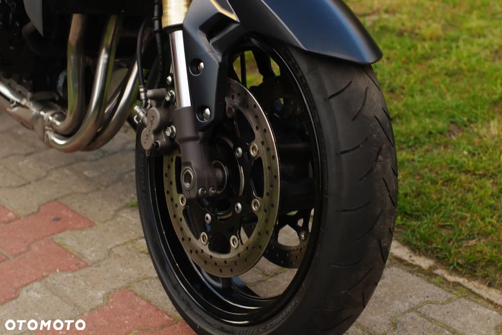 Suzuki GSR - 11