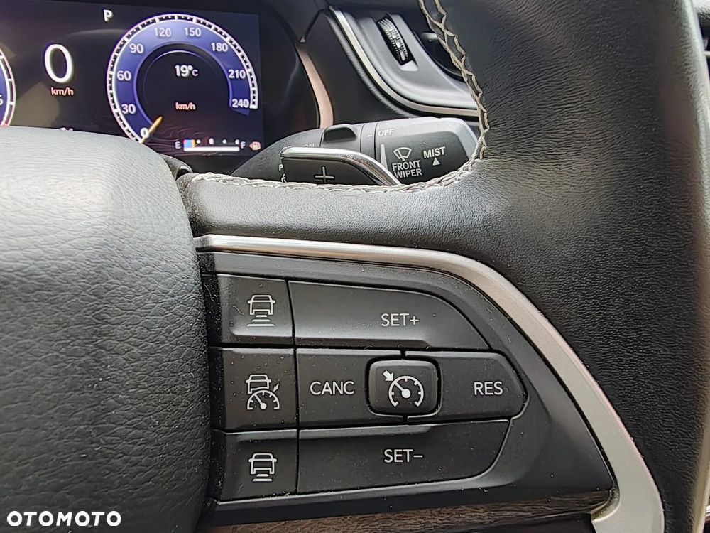 Jeep Grand Cherokee - 26