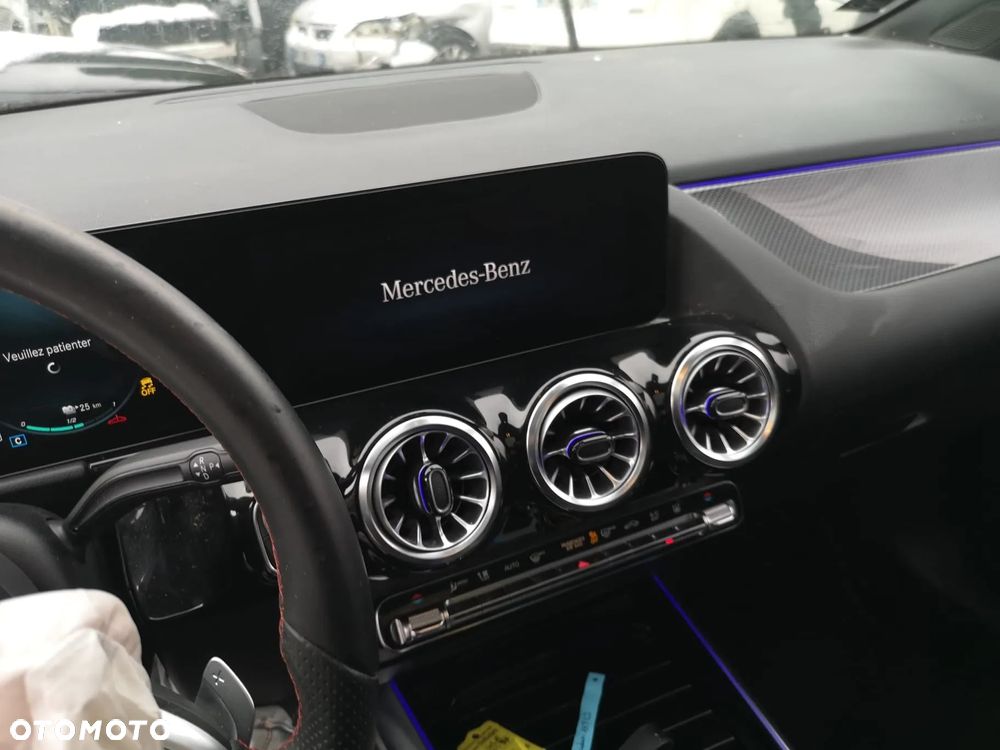 Mercedes-Benz GLA - 24