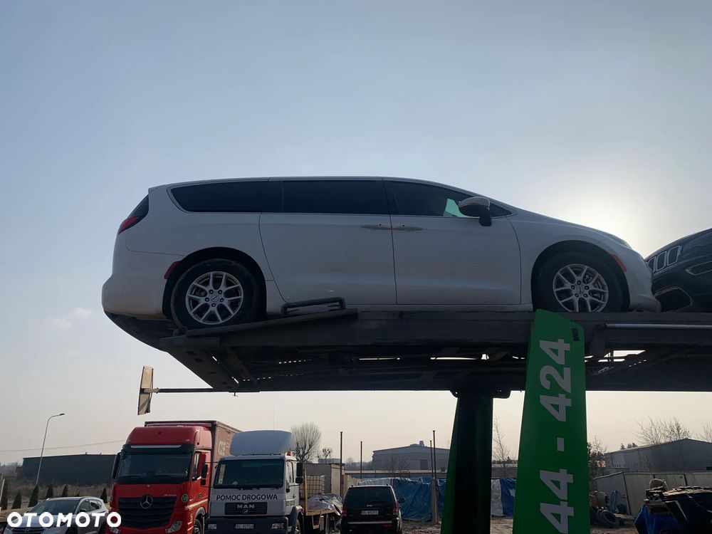 Chrysler Pacifica - 16