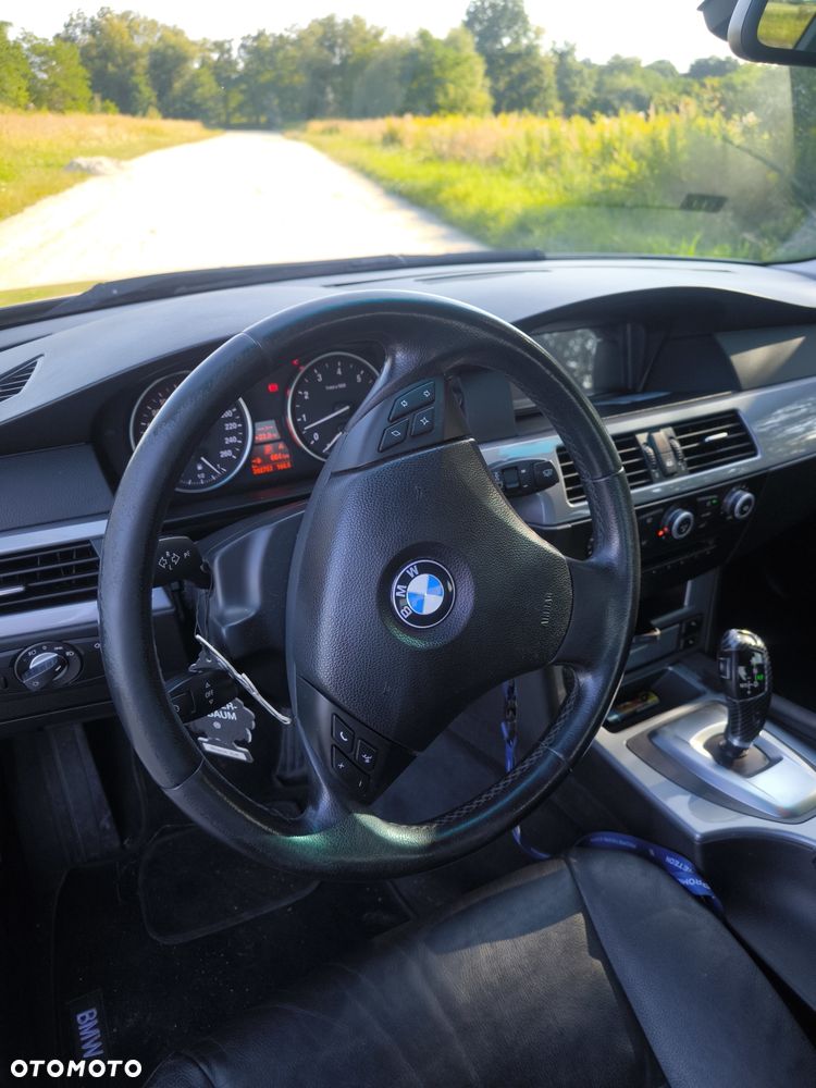 BMW Seria 5 525xi Touring - 11