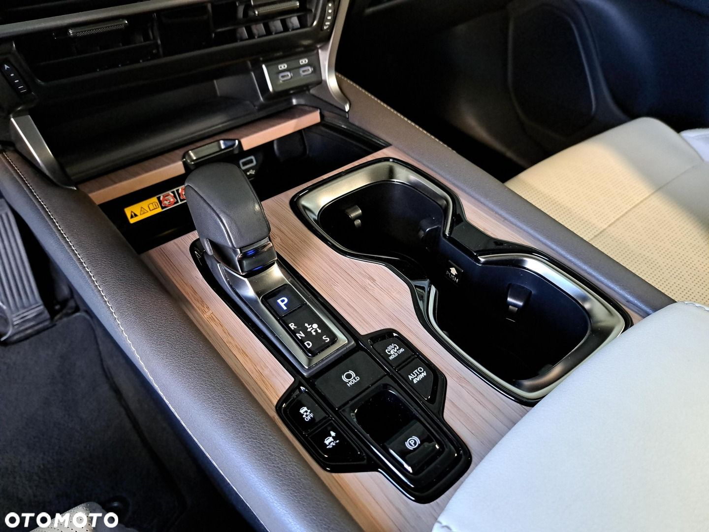 Lexus RX 450h+ Omotenashi - 24