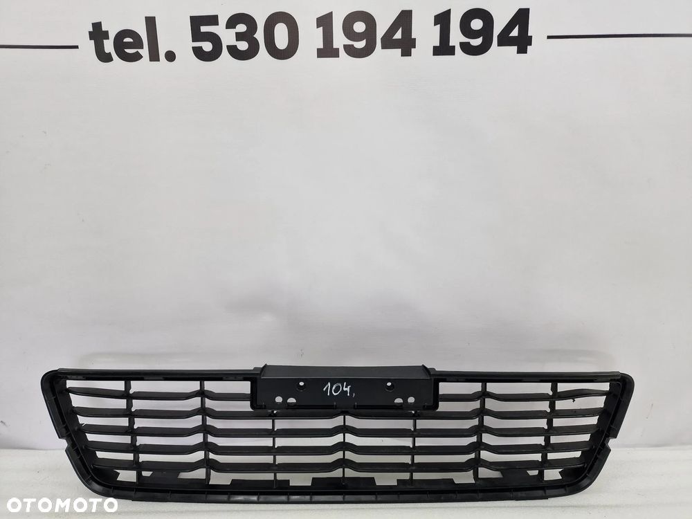 TOYOTA HILUX VIII 15- KRATKA ŚRODKOWA ZDERZAKA PRZEDNIEGO PRZÓD , NR 53112-0K130 , NR AUKCJI KR104 - 1