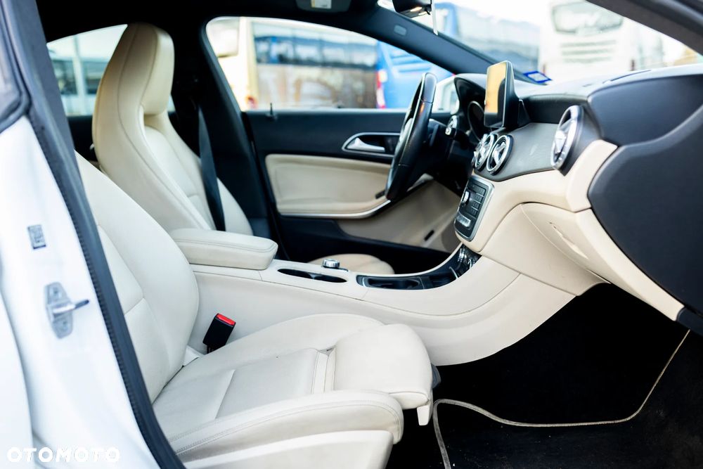 Mercedes-Benz CLA 250 7G-DCT - 9
