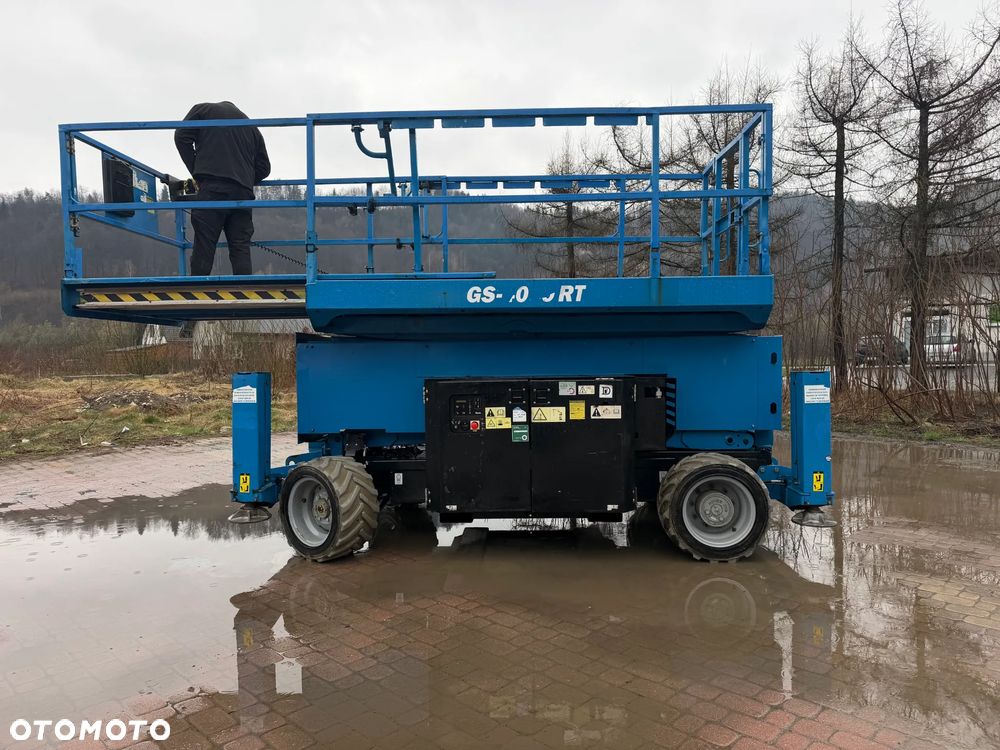 Genie Zwyżka Terenowa GS-4069RT Podnośnik Nożycowy Dźwig 14,5 metra jak Nowa z salonu! 1300 mtg. 2016 rok, Fabryczna przetwornica! 2x Gniazdo 230v góra dół. Pochodzi z Norweskiego urzędu Komuny. Zadbana! 4x4 Silnik Kubota. Zero Luzów i wycieków. Aktualne Serwisy DEKRA BMWT. Wysuwany Balkon. Sterowana z dołu i góry. Okazja Tanio !! Dokumentacja! Bez DPF, adBLUE - 3