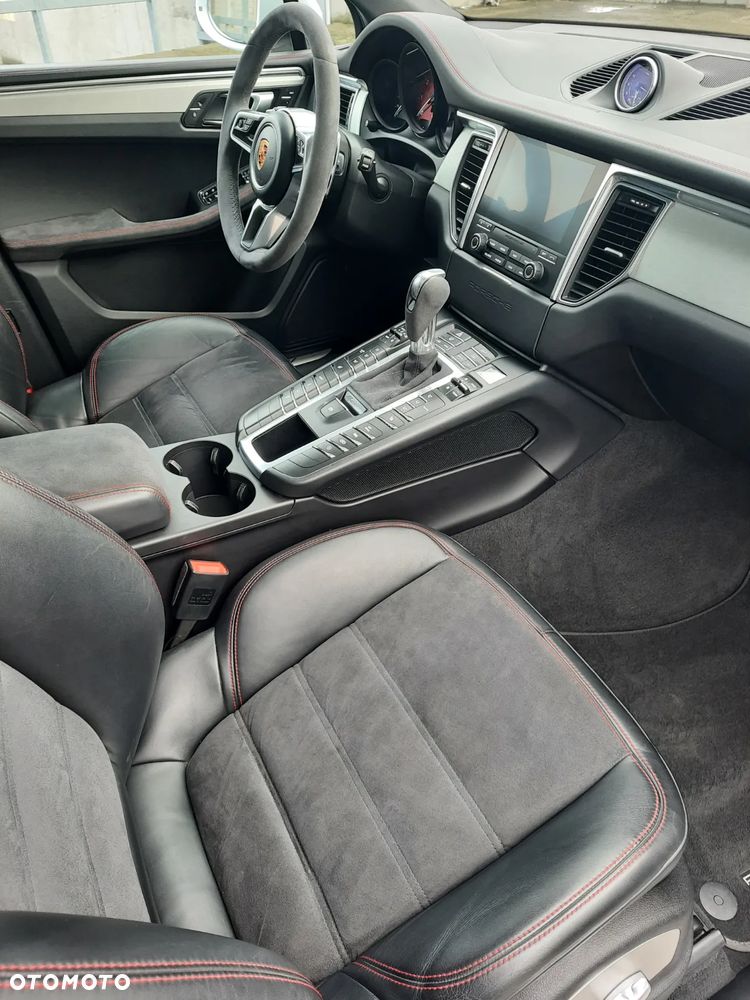 Porsche Macan - 24