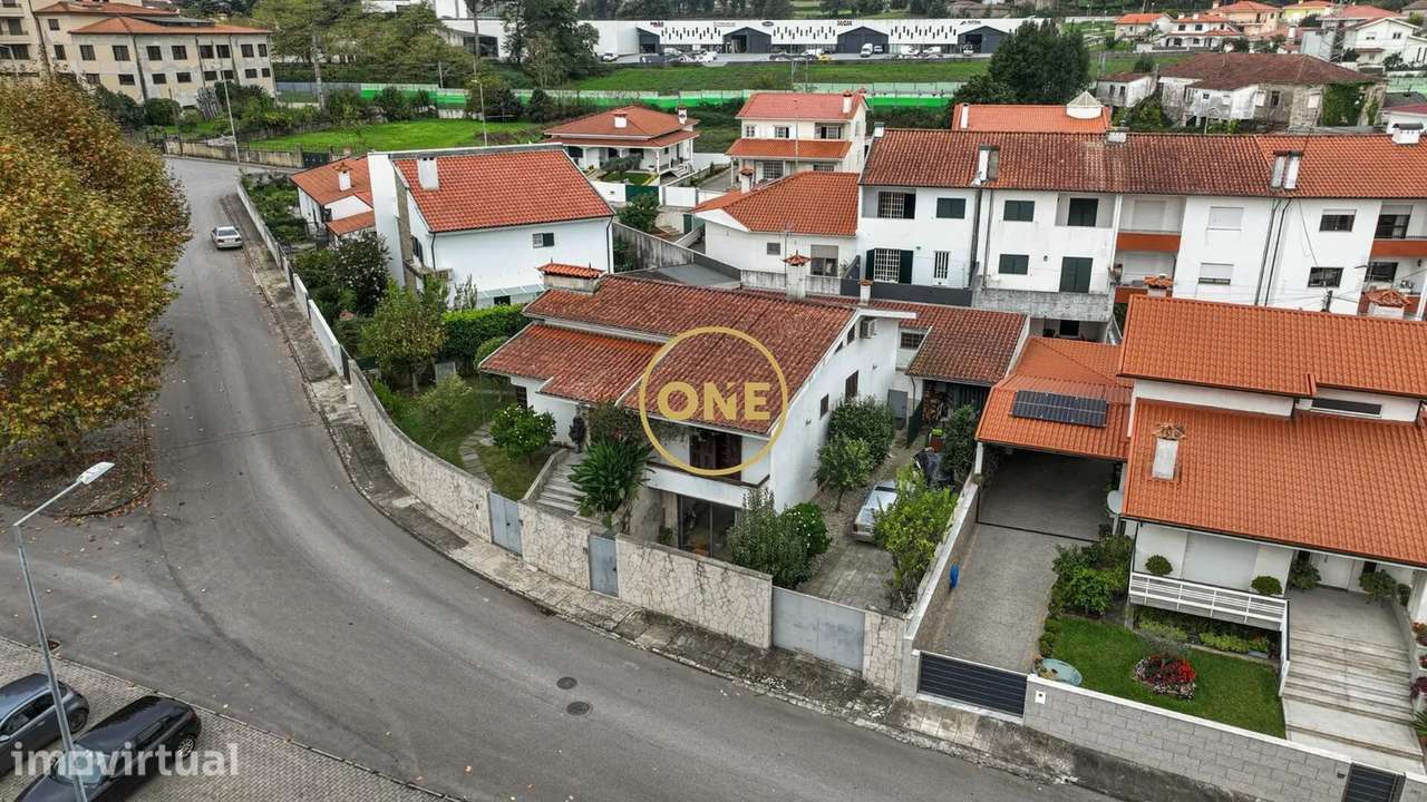 Moradia T4 c sótão e piso inferior em Santo Adrião - V. N. F. - Grande imagem: 5/39