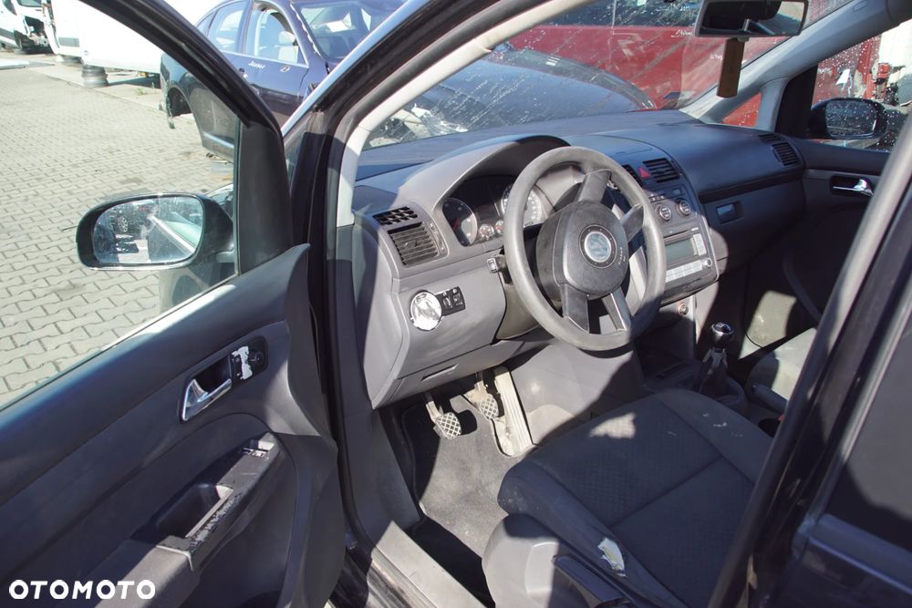 Auto na części - Volkswagen Touran I 1.9 TDI 105 KM BKC GQN LC9Z 2005R Silnik Skrzynia Drzwi Maska Błotnik Klapa Zderzak Lampa Lusterko Klamka Szyba Deska Kokpit Sterownik Moduł Czujnik Licznik Panel Kierownica - 10