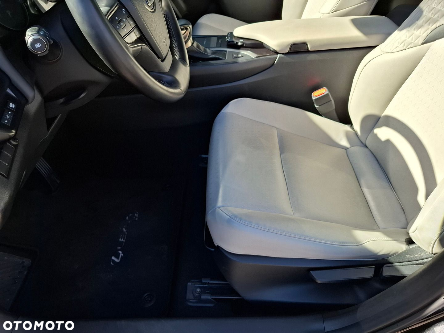 Lexus UX 250h GPF F Impression 2WD - 13