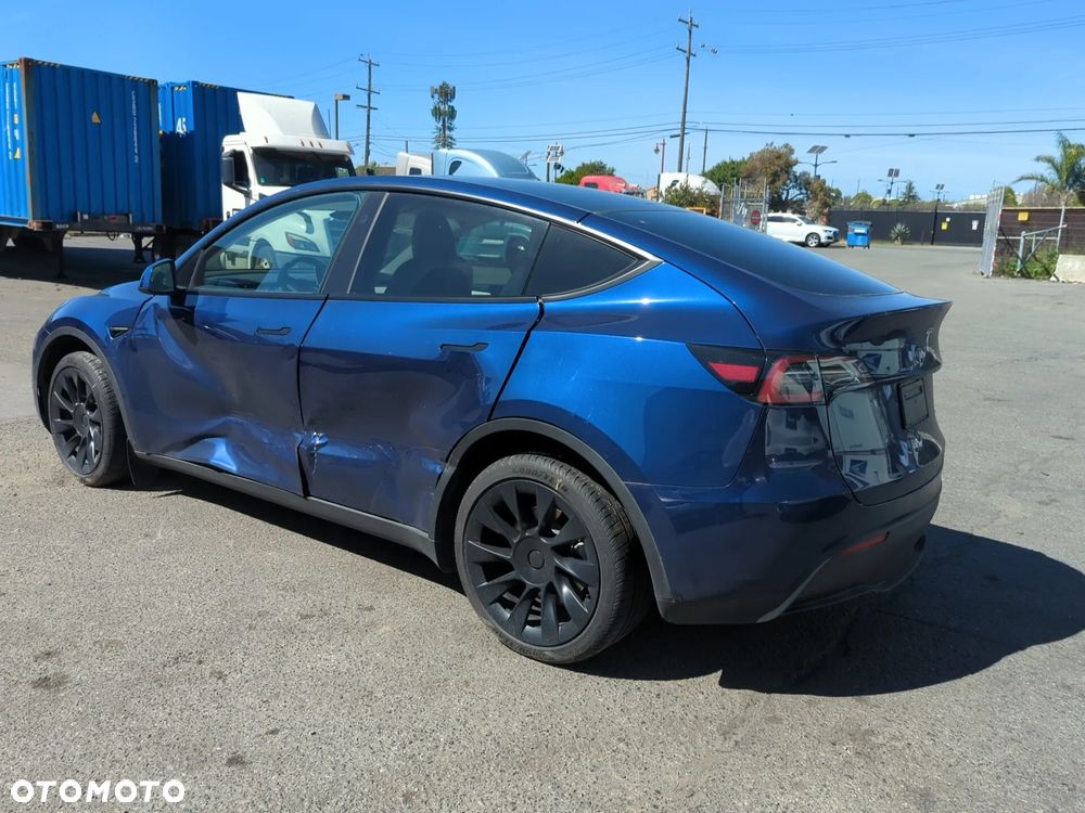 Tesla Model Y - 9