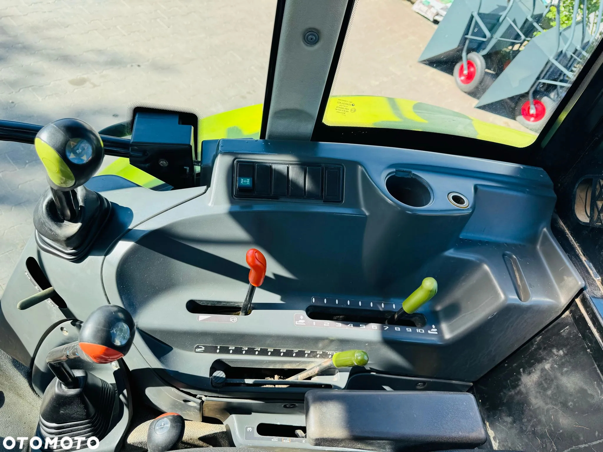 Claas Axos 330 - 11