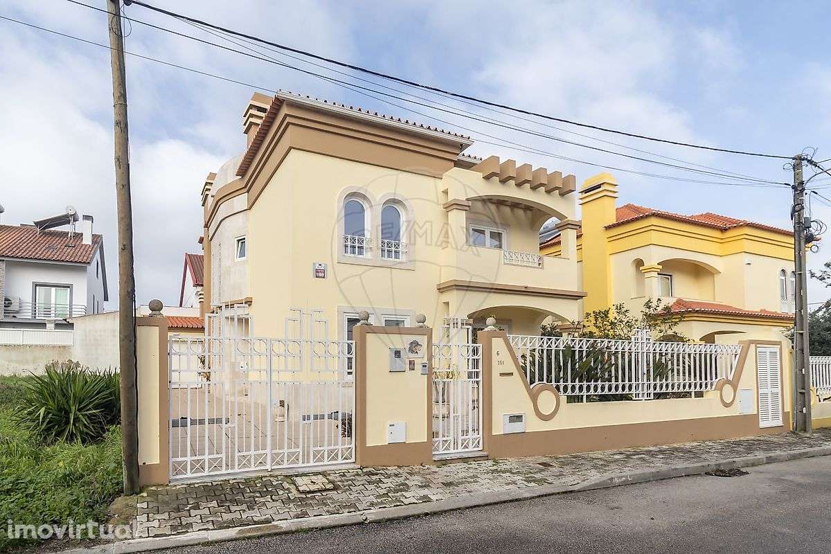 Moradia T4 isolada em Fernão Ferro - Grande imagem: 2/50