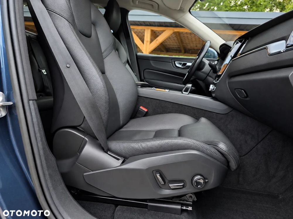 Volvo XC 60 B4 D AWD Ultimate Bright - 19