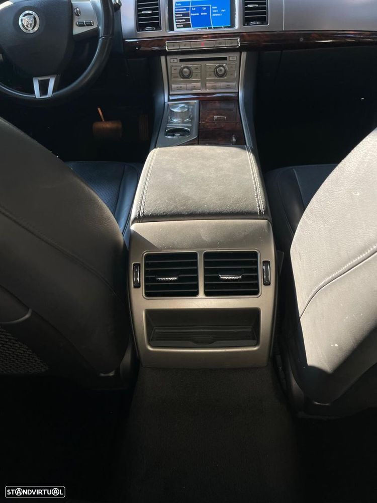 Jaguar XF 2.7 D V6 Premium Luxury - 28