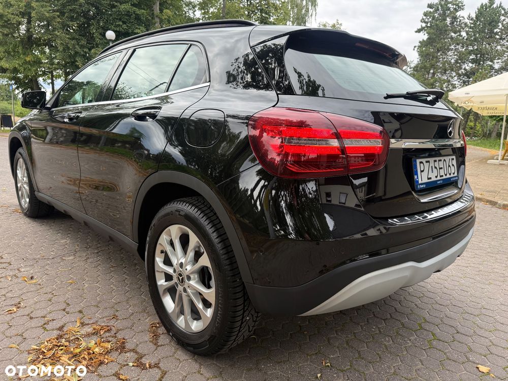 Mercedes-Benz GLA 180 7G-DCT - 12