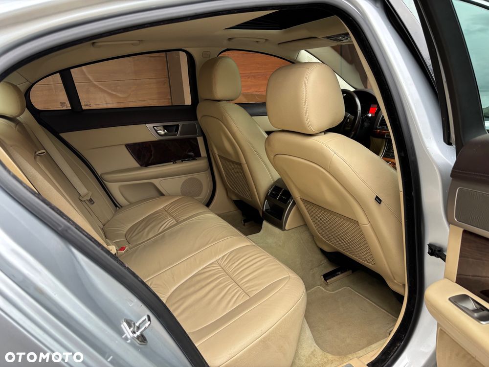 Jaguar XF 3.0 V6 Premium Luxury - 5