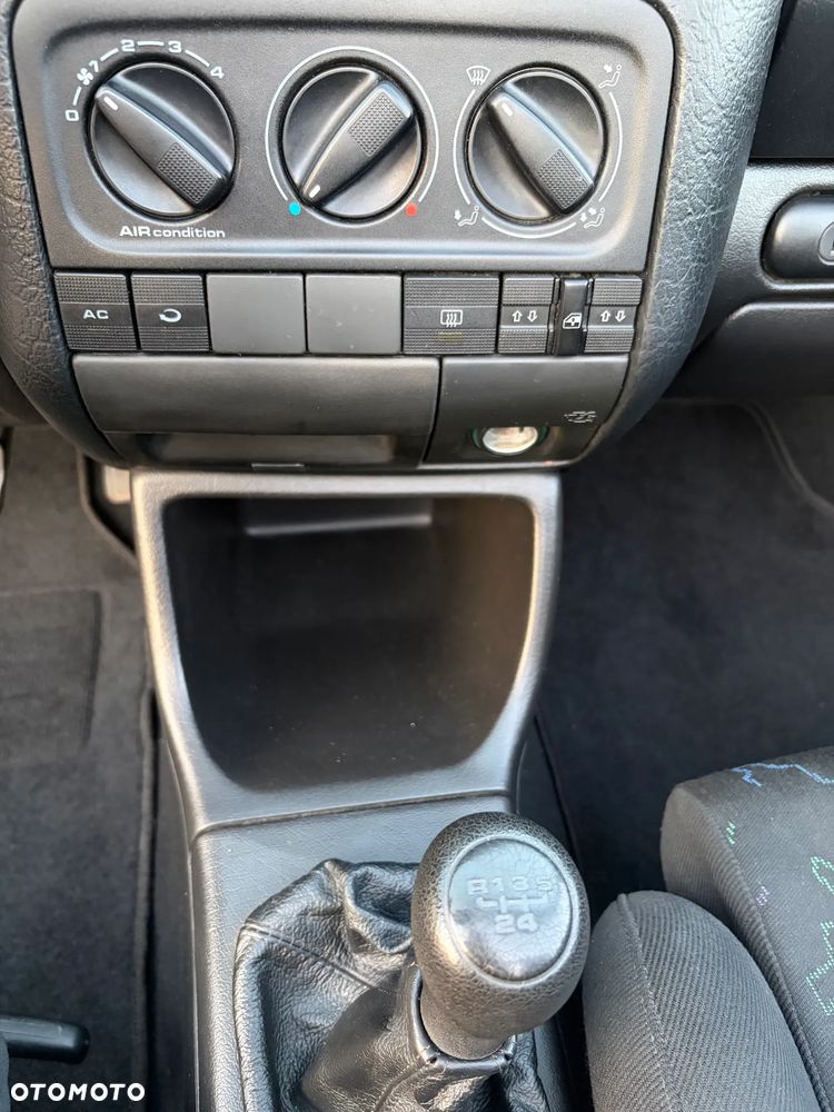 Volkswagen Golf 1.8 CL - 9