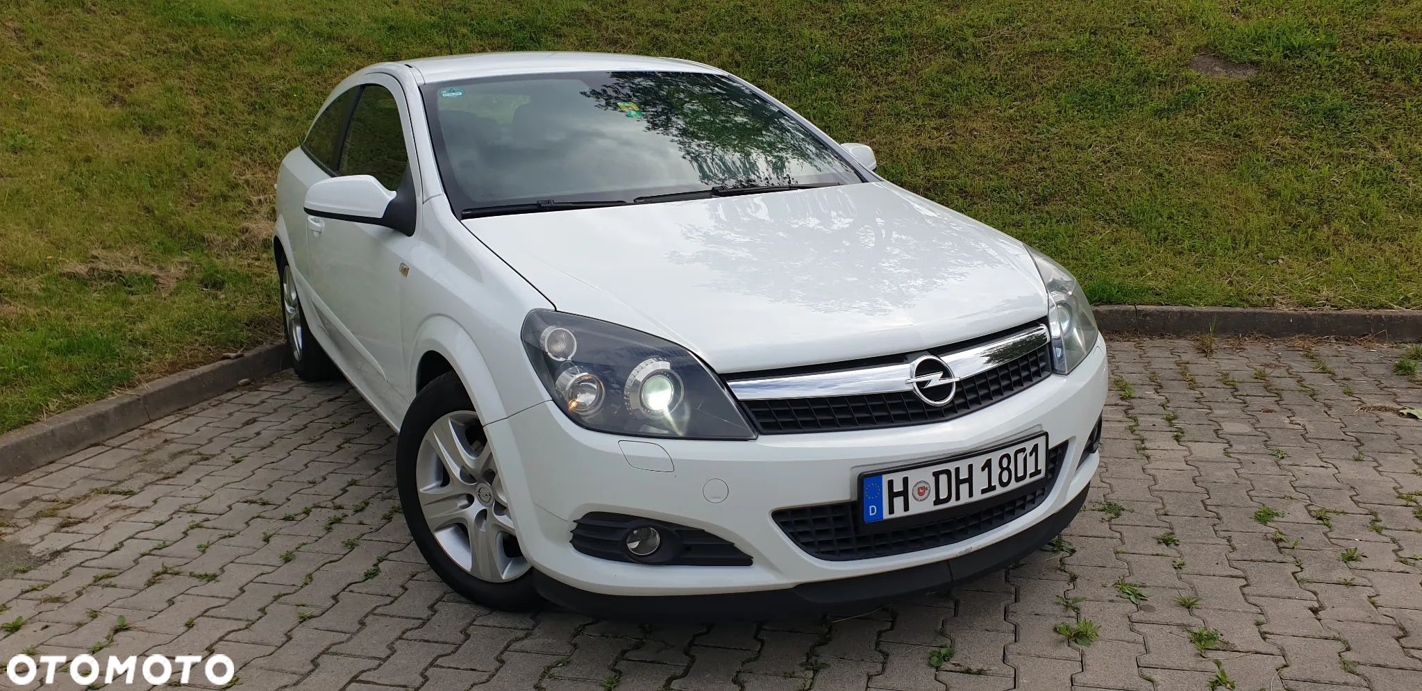 Opel Astra GTC 1.6 Cosmo - 1