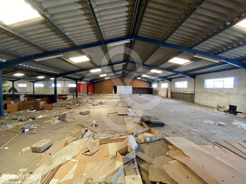 Armazém dividido em três pavilhões com logradouro em Belas em Sintra - Grande imagem: 3/51